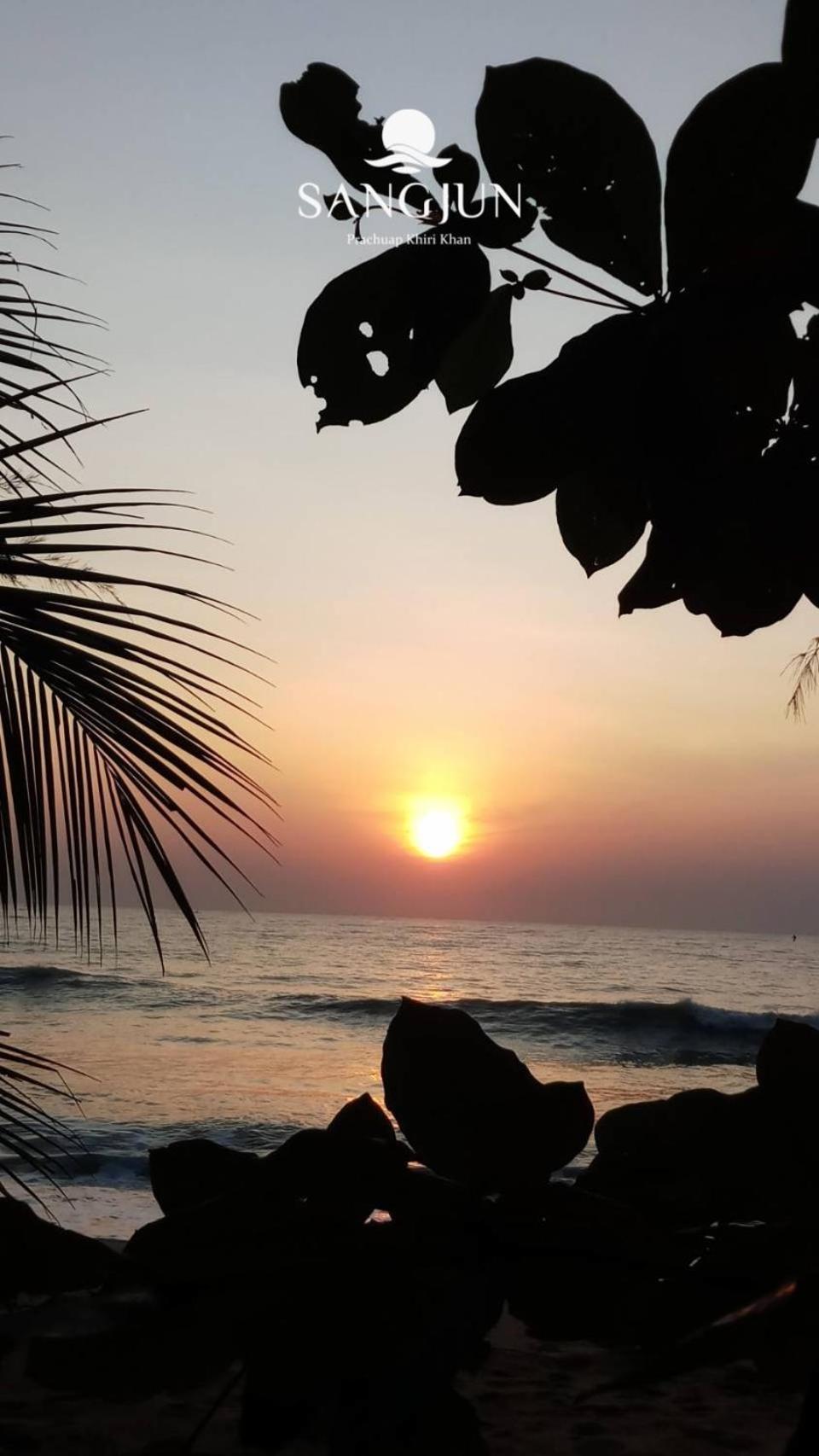 Sangjun On Beach Resort Bang Saphan Exterior foto