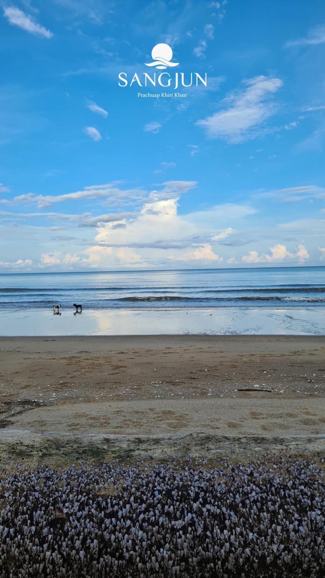 Sangjun On Beach Resort Bang Saphan Exterior foto