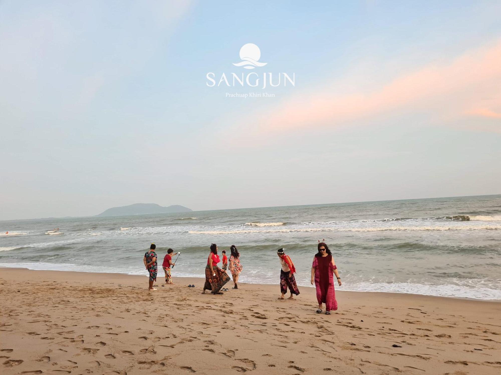 Sangjun On Beach Resort Bang Saphan Exterior foto