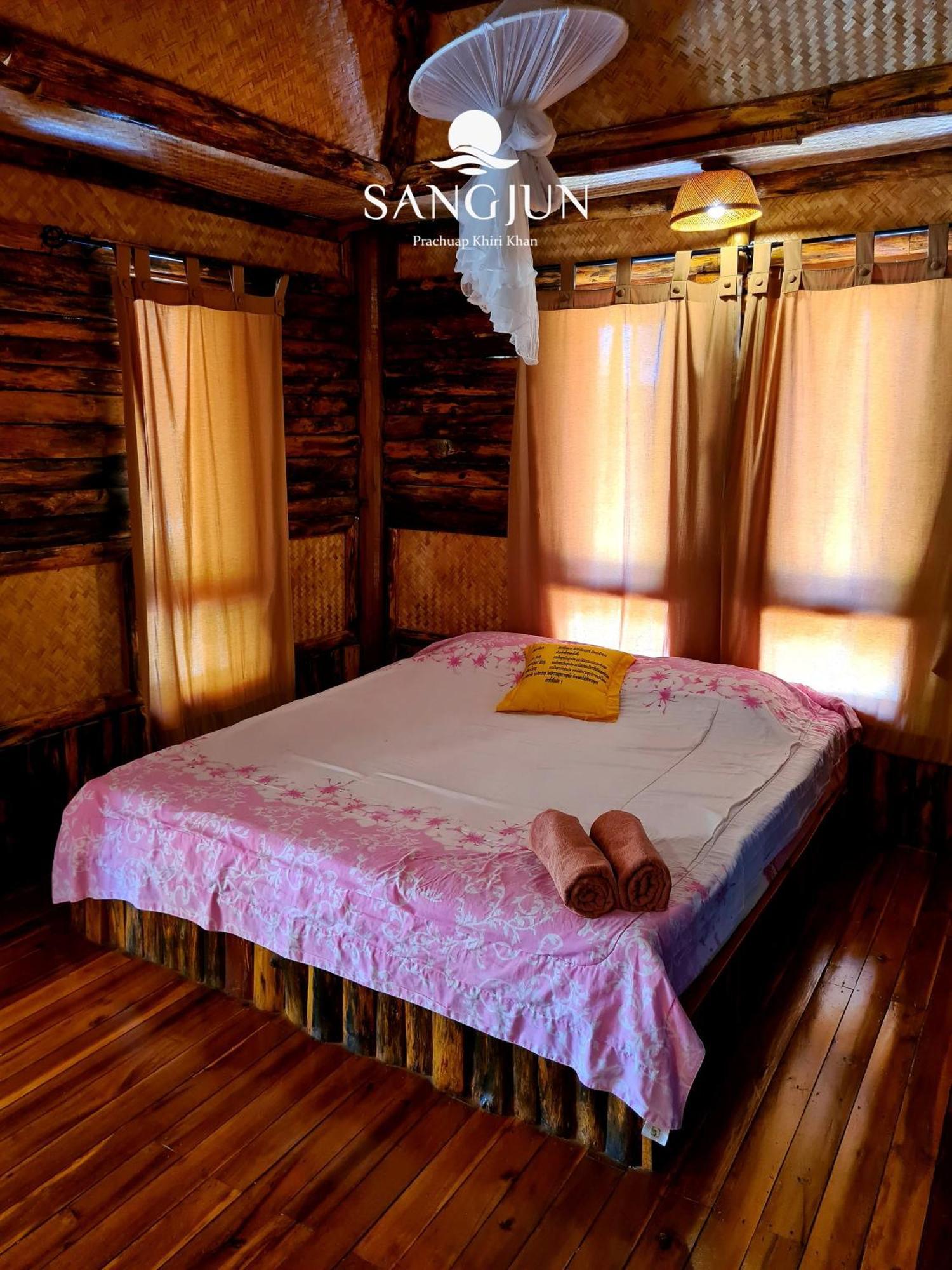 Sangjun On Beach Resort Bang Saphan Exterior foto