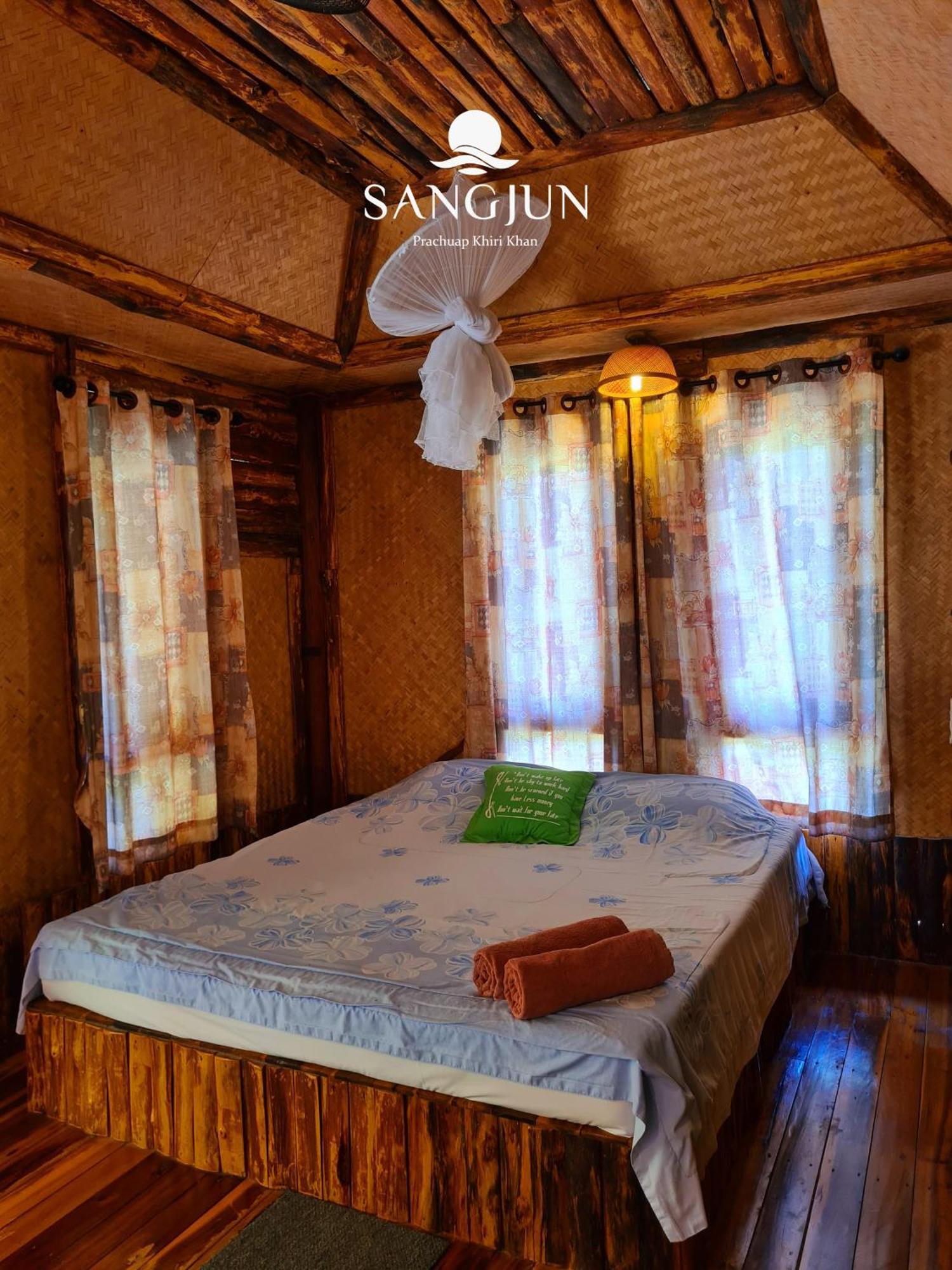 Sangjun On Beach Resort Bang Saphan Exterior foto