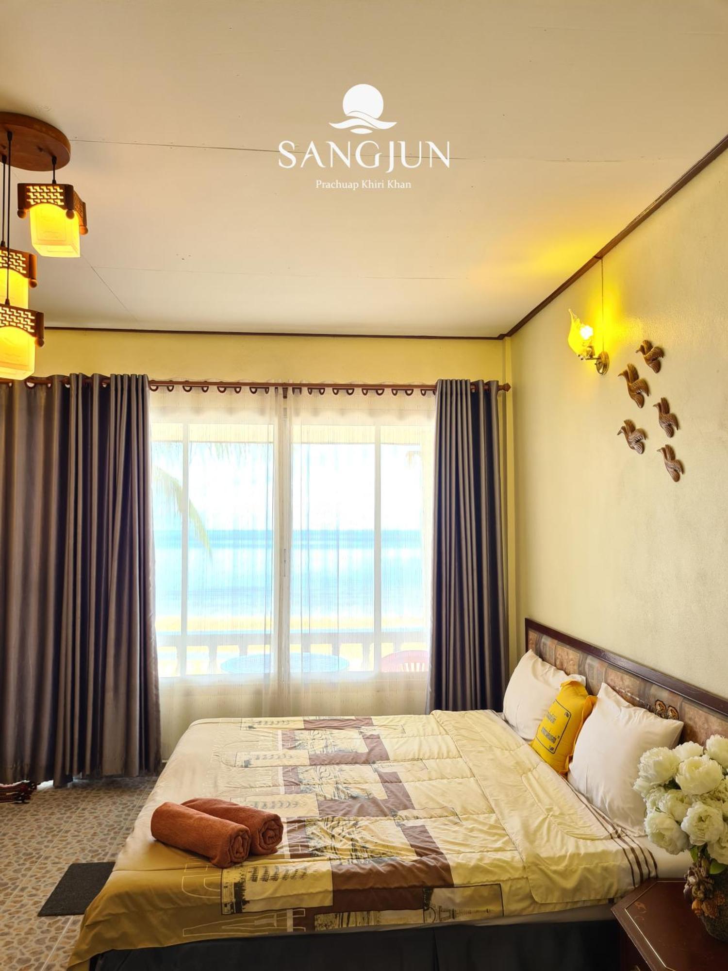 Sangjun On Beach Resort Bang Saphan Exterior foto
