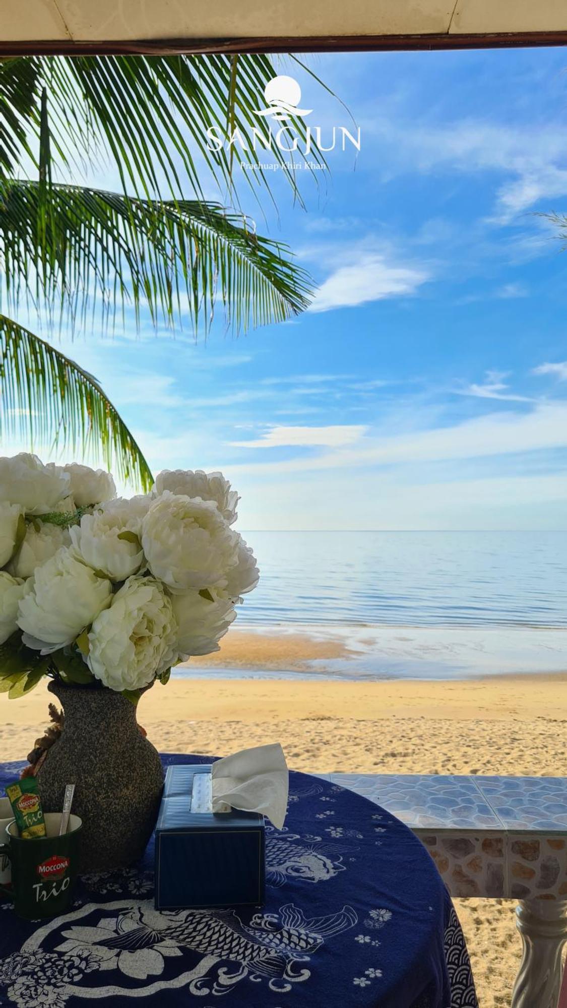 Sangjun On Beach Resort Bang Saphan Exterior foto