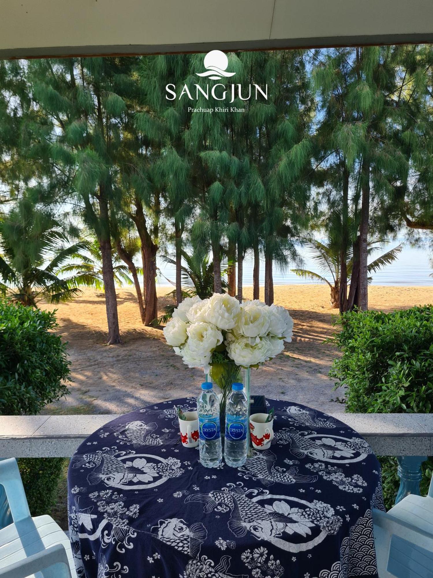 Sangjun On Beach Resort Bang Saphan Exterior foto